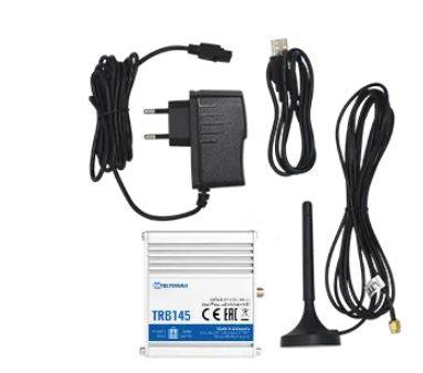 Strömförsörjnings- och anslutningskablar, routermodell TRB145, svart antenn och USB-laddningskabel på vit bakgrund.
