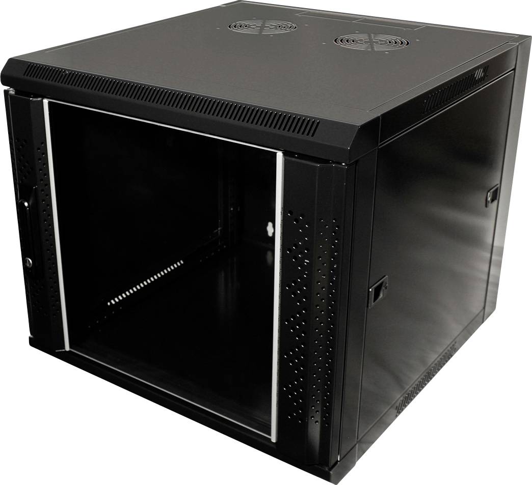 Ett svart, tomt serverrack av metall, sett i perspektiv från framifrån vänster, med ventilationsöppningar och öppningsbara frontdörrar.