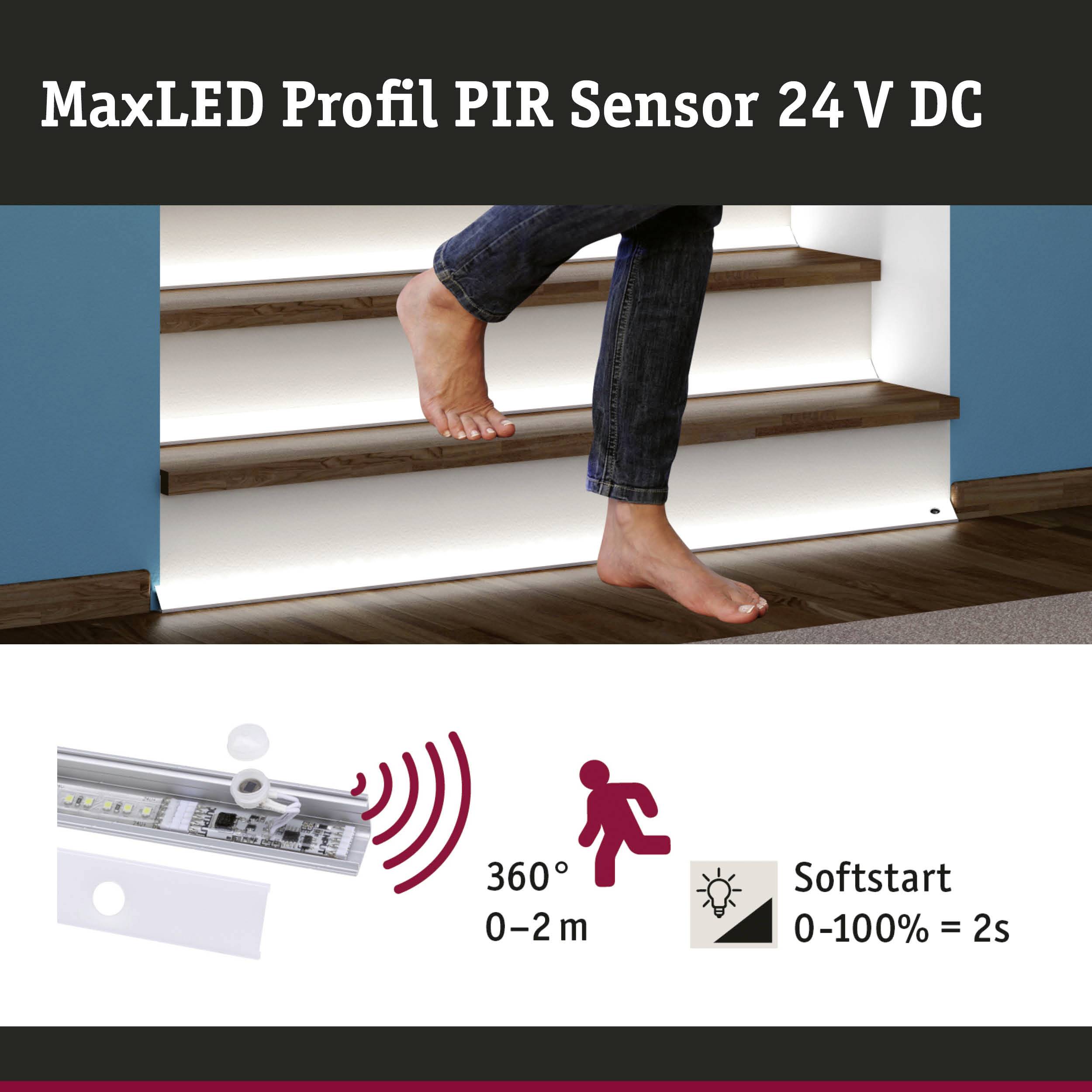 MaxLED Profil med PIR-sensor, 24 V DC. Bilden visar en trappa med LED-belysning, en person går barfota nedför stegen. Piktogram förklarar 360°-sensor, räckvidd 0-2 m, mjukstart 0-100% på 2 sekunder.