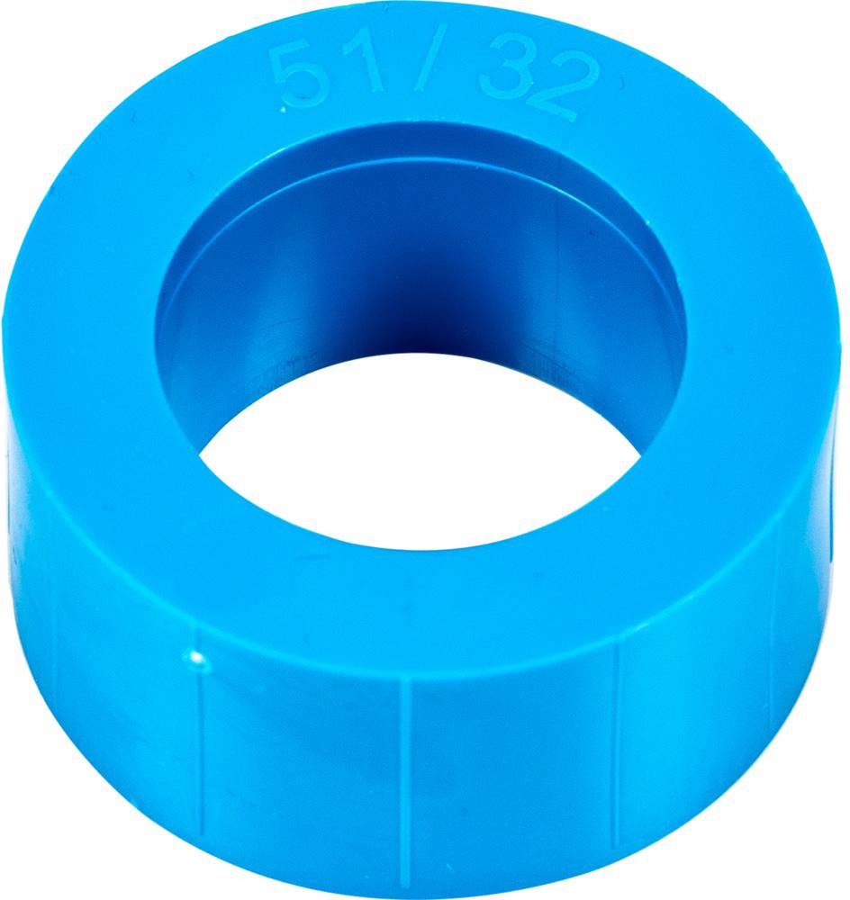 Blå plastring med texten '51/32' på ovansidan. Ringen är ihålig och har en slät yta.