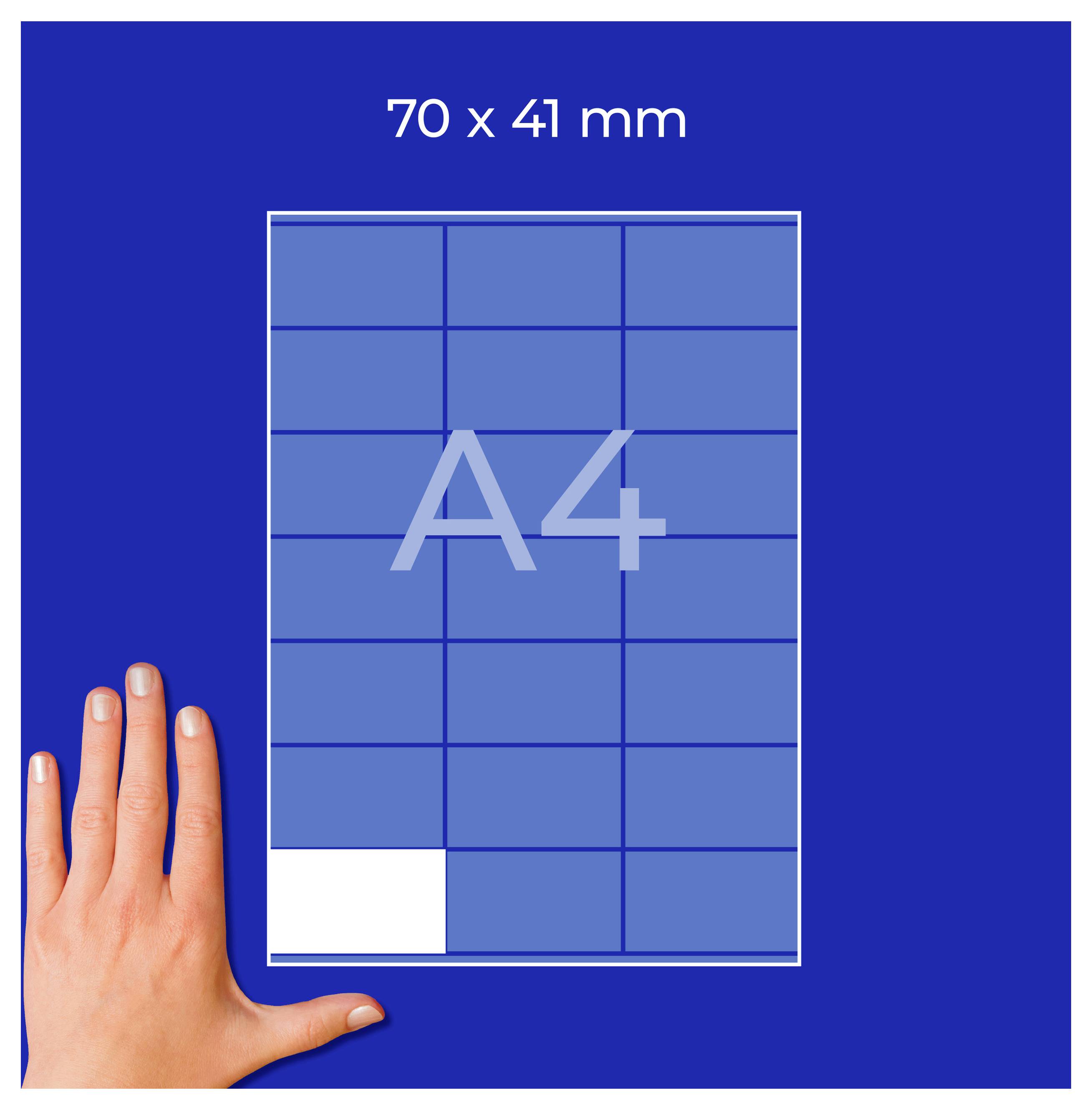 Hand håller ett litet A4-blad med rutnät, märkt '70 x 41 mm', på blå bakgrund