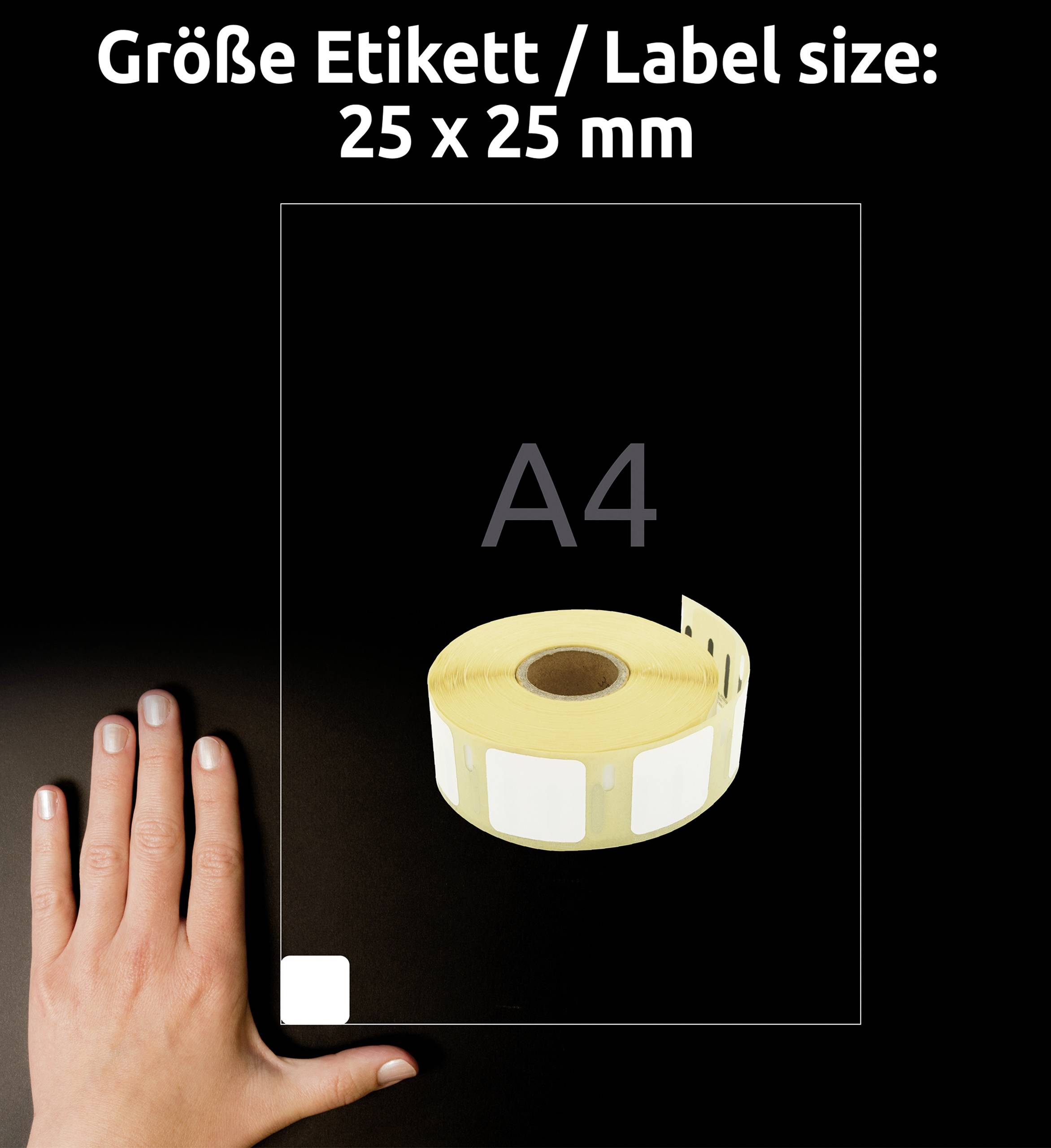 En hand pekar på en rulle med kvadratiska etiketter på svart bakgrund, med storleken 25 x 25 mm och A4-ark som jämförelsemått.