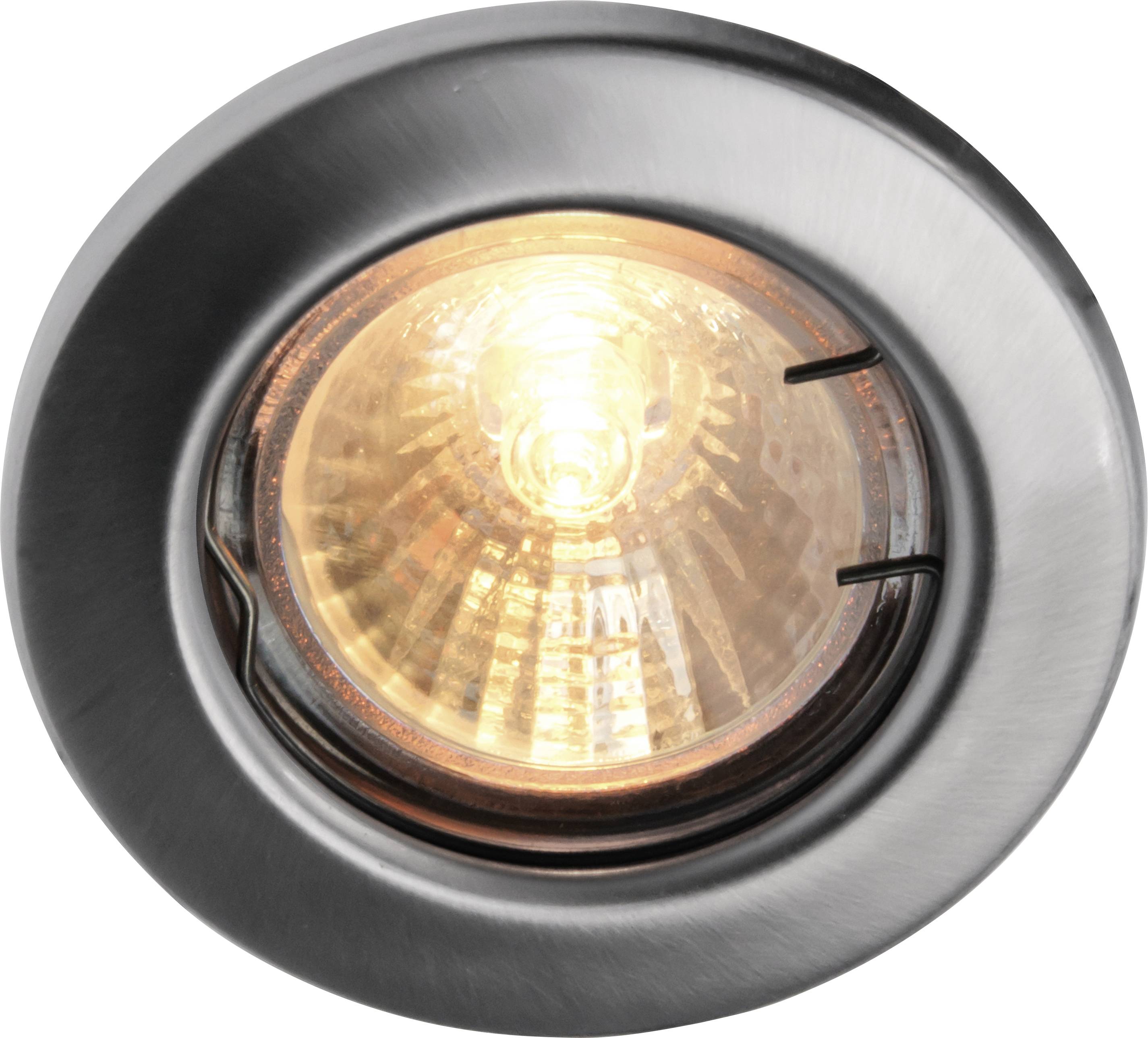 En rundad infälld lampa med blank metallram lyser starkt. Den är lämplig för takmontering och sprider ett varmt ljus.