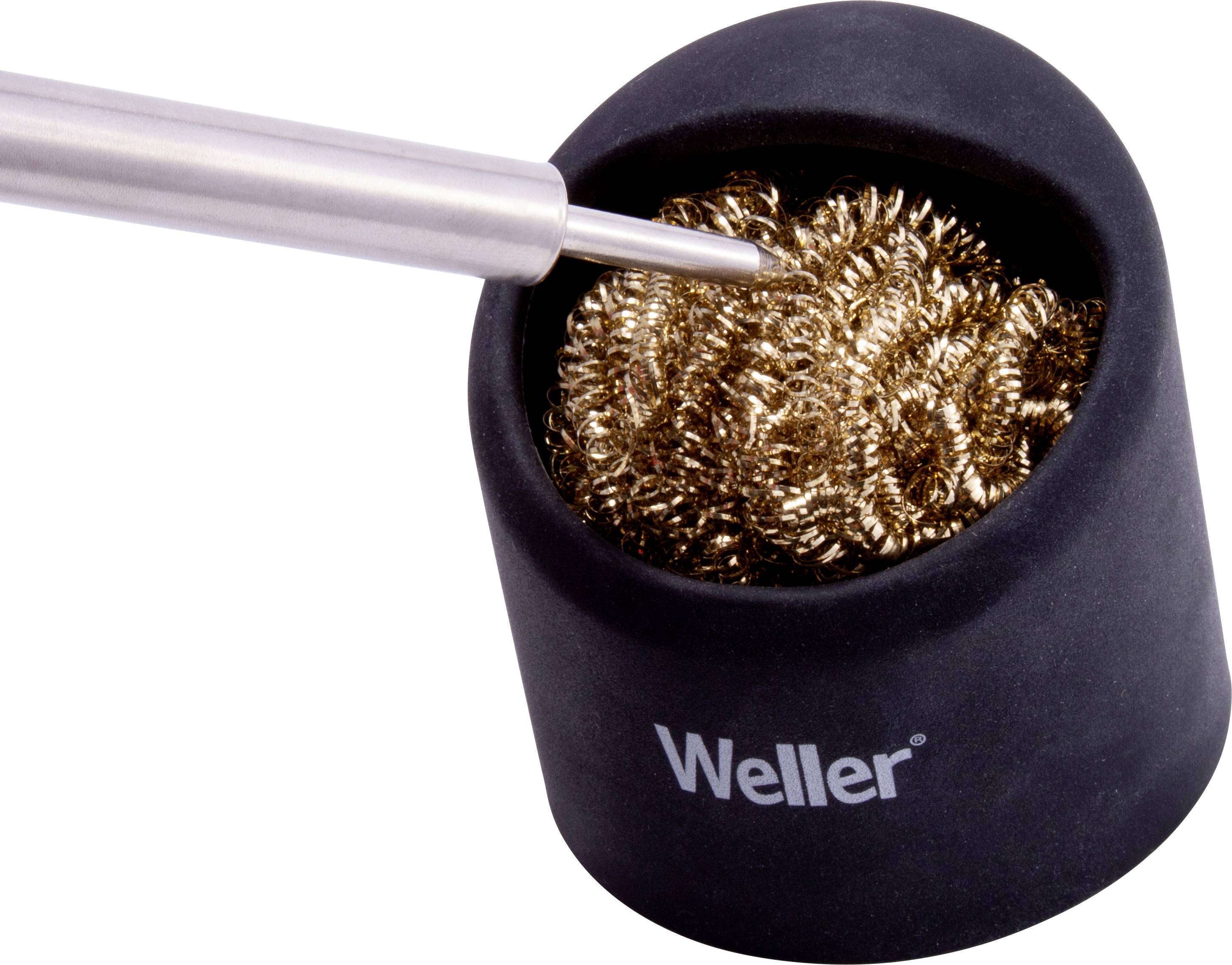 Lödkolv i ett stativ med metallsvamp för rengöring av lödspetsen, märkt 'Weller'.