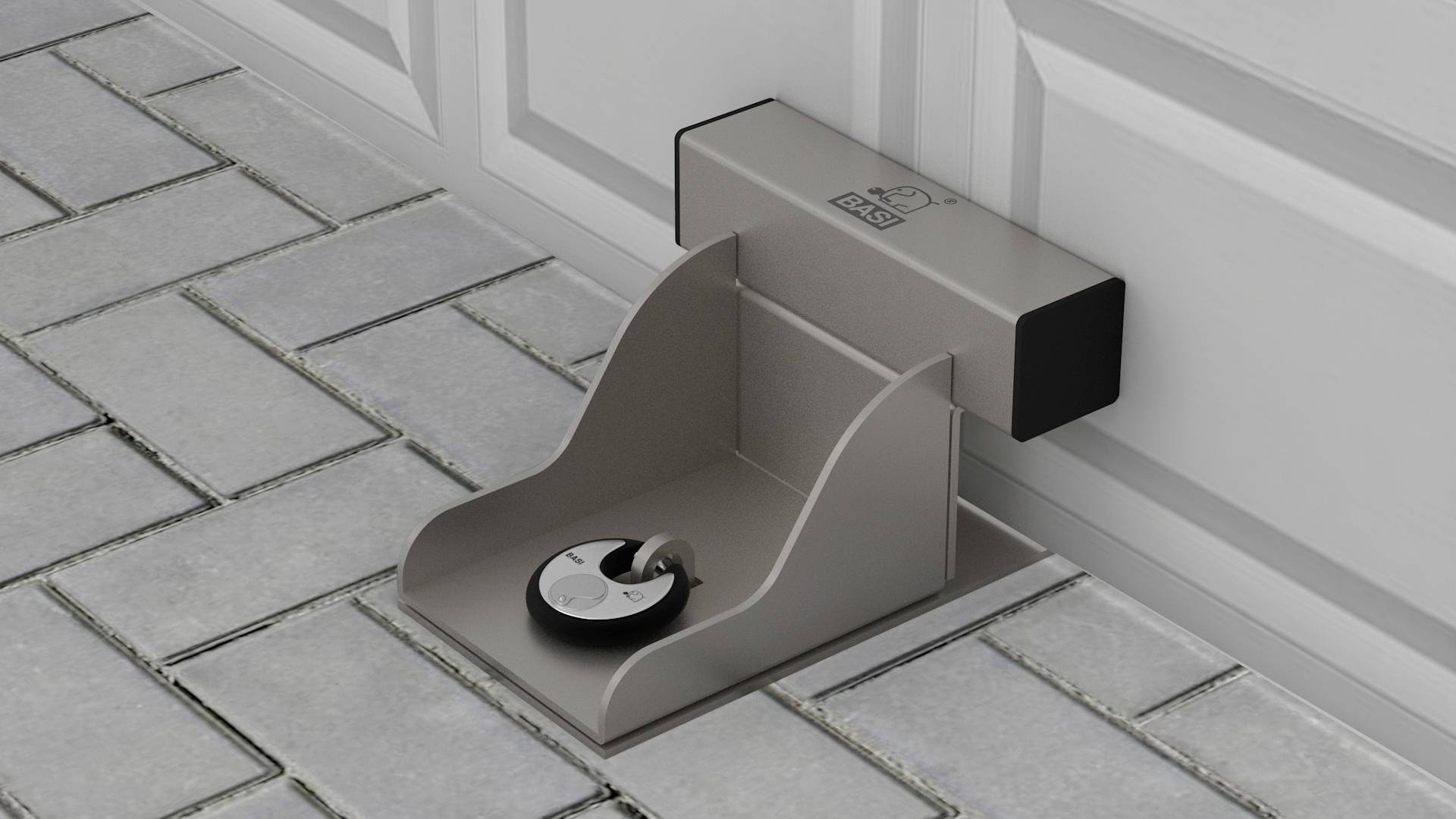 En metallisk säkerhetsdörrspärr förhindrar öppnandet av dörren. Den är monterad på ett grått tegelfärgat golv.