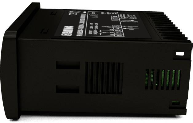 Svart elektroniskt enheter med ventilationsöppningar och märkningar. Det verkar vara en teknisk modul eller styrenhet.
