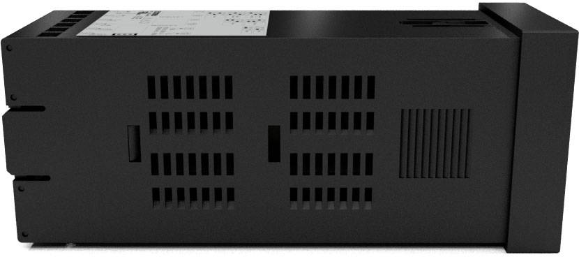 Svart, rektangulärt elektroniskt enhetsliggande på sidan, med ventilationsspår och en etikett på ovansidan.