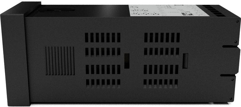 En svart elektronisk enhet med ventilationsöppningar och en vit etikett med tekniska specifikationer ovanpå.