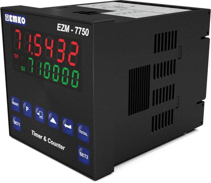 Digitalt industri tids- och räkneverk, modell 'EMKO EZM-7750', med röd och grön LED-display för värden.