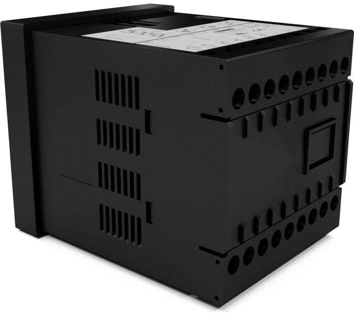 Ett svart elektriskt relämodul med flera anslutningskontakter. Det har ett rektangulärt hölje med ventilationsspår.