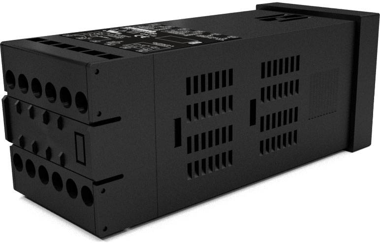 En svart elektrisk kontakt med flera ingångar och ventilationshål, liggande på en vit yta.