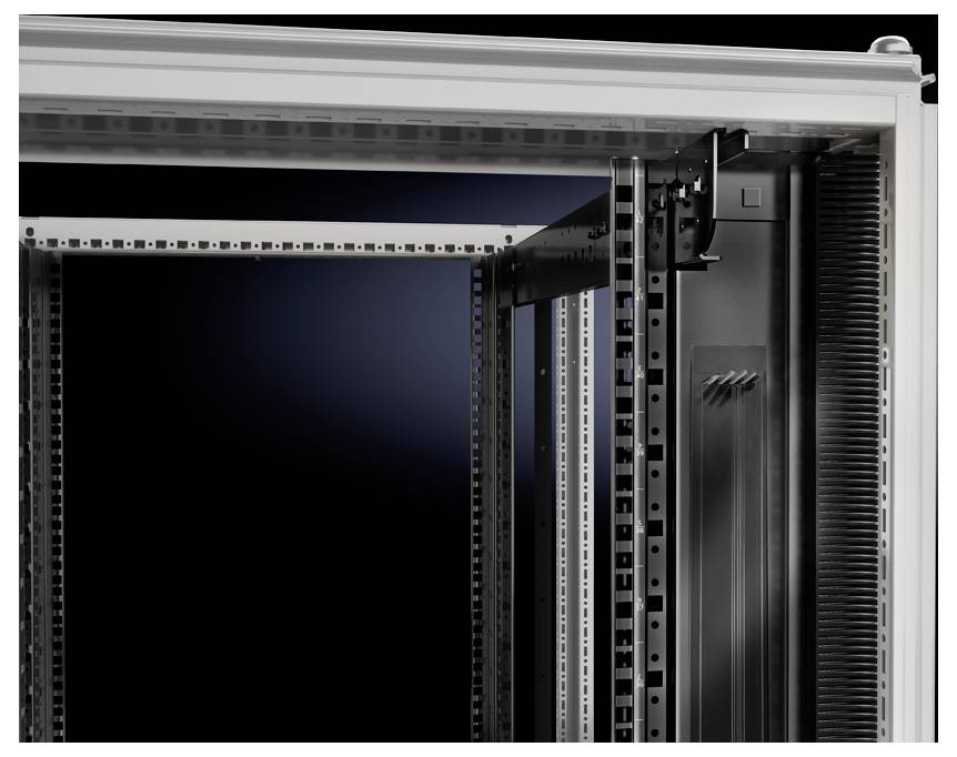 Öppet serverrack med metallskenor och ramar i ett mörkt rum, visar strukturen och kapaciteten för enhetsinstallation.