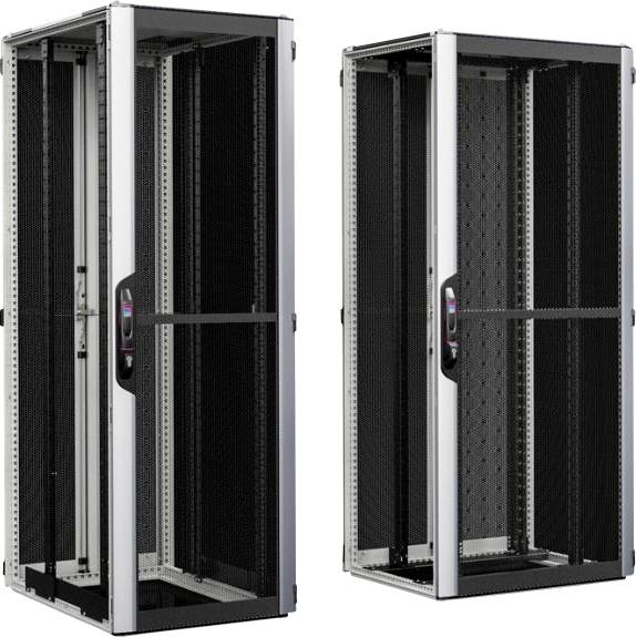 Två svarta nätverksrack med glasdörrar, fristående, avsedda för servrar eller nätverksenheter i ett datacenter.