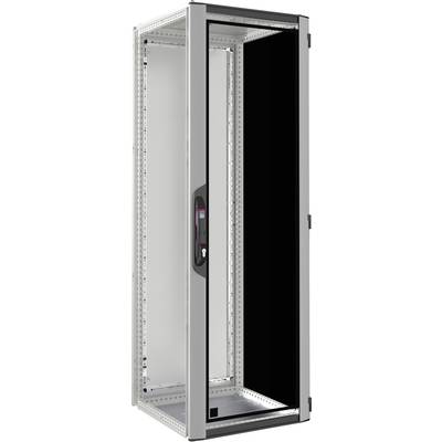 Ett öppet IT-serverrack med glasdörr, metallram och justerbara hyllplan, lämpligt för nätverks- och serverinstallationer.