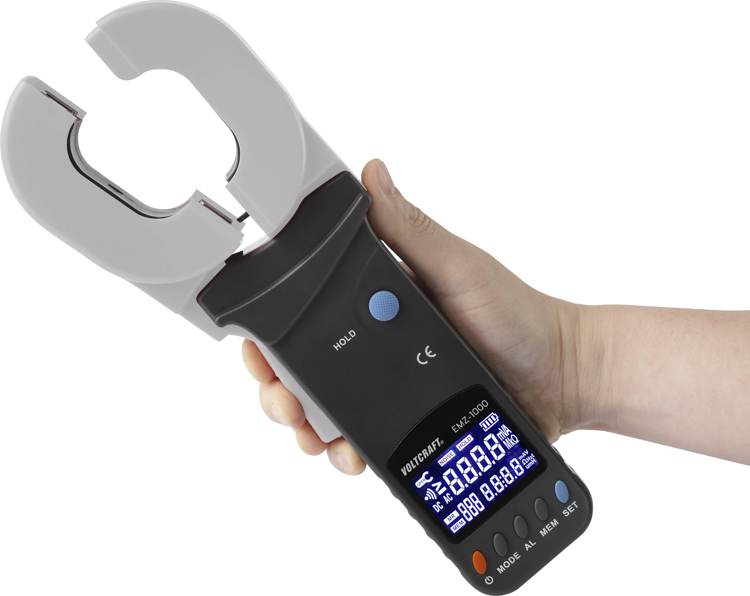 En hand håller ett digitalt tångramperemeter med belyst display och flera manöverknappar, och visar mätresultat.