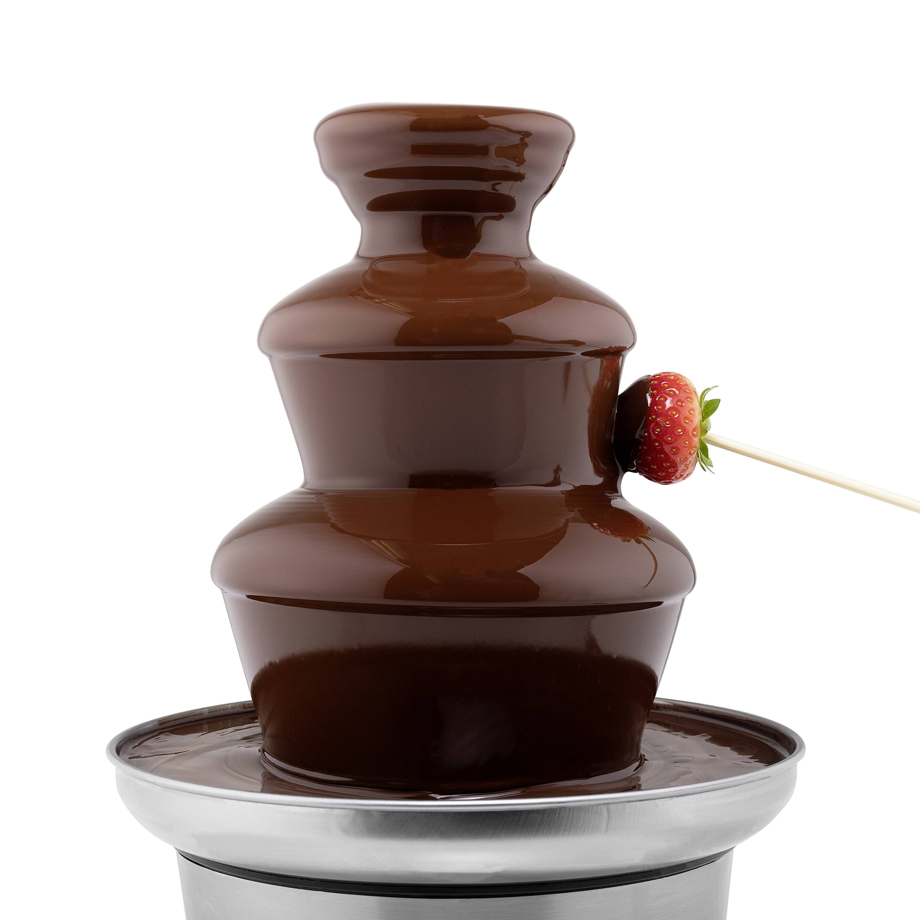 Chokladfontän med ett jordgubbar som doppas på en pinne i chokladflödet.