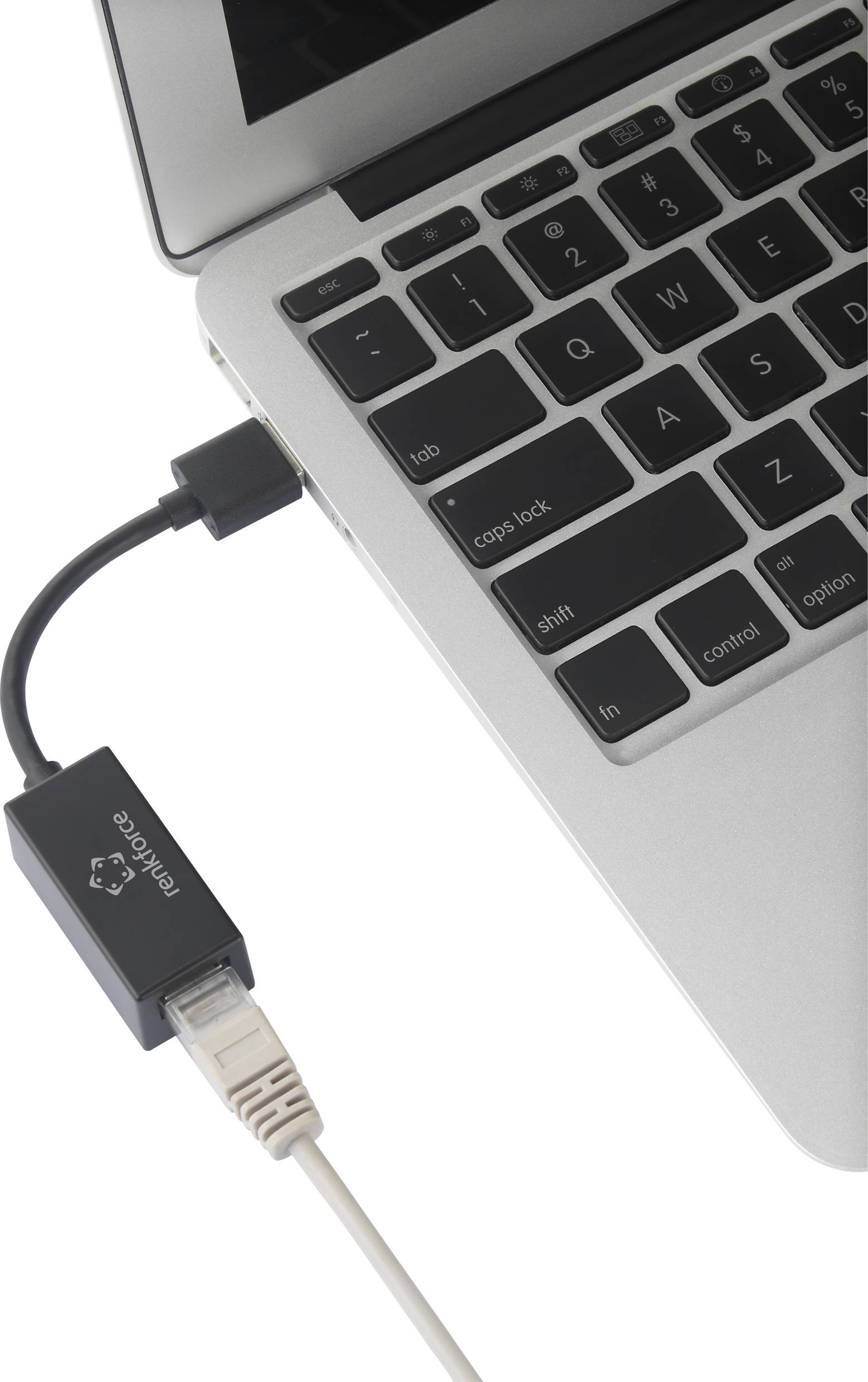 En bärbar dator med en USB-Ethernet-adapter ansluten till en Ethernet-kabel upprättar en trådbunden nätverksanslutning.