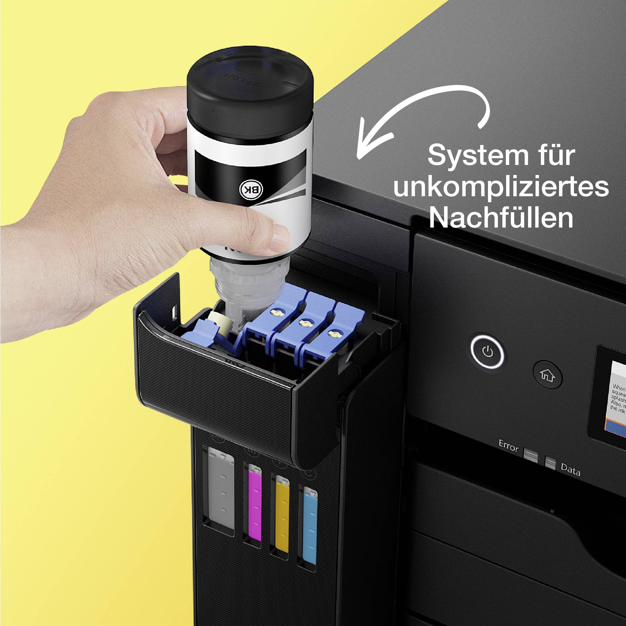 En person fyller på skrivartoner. En display på skrivaren visar 'System för enkelt påfyllning'. Perfekt påfyllning av tonern.