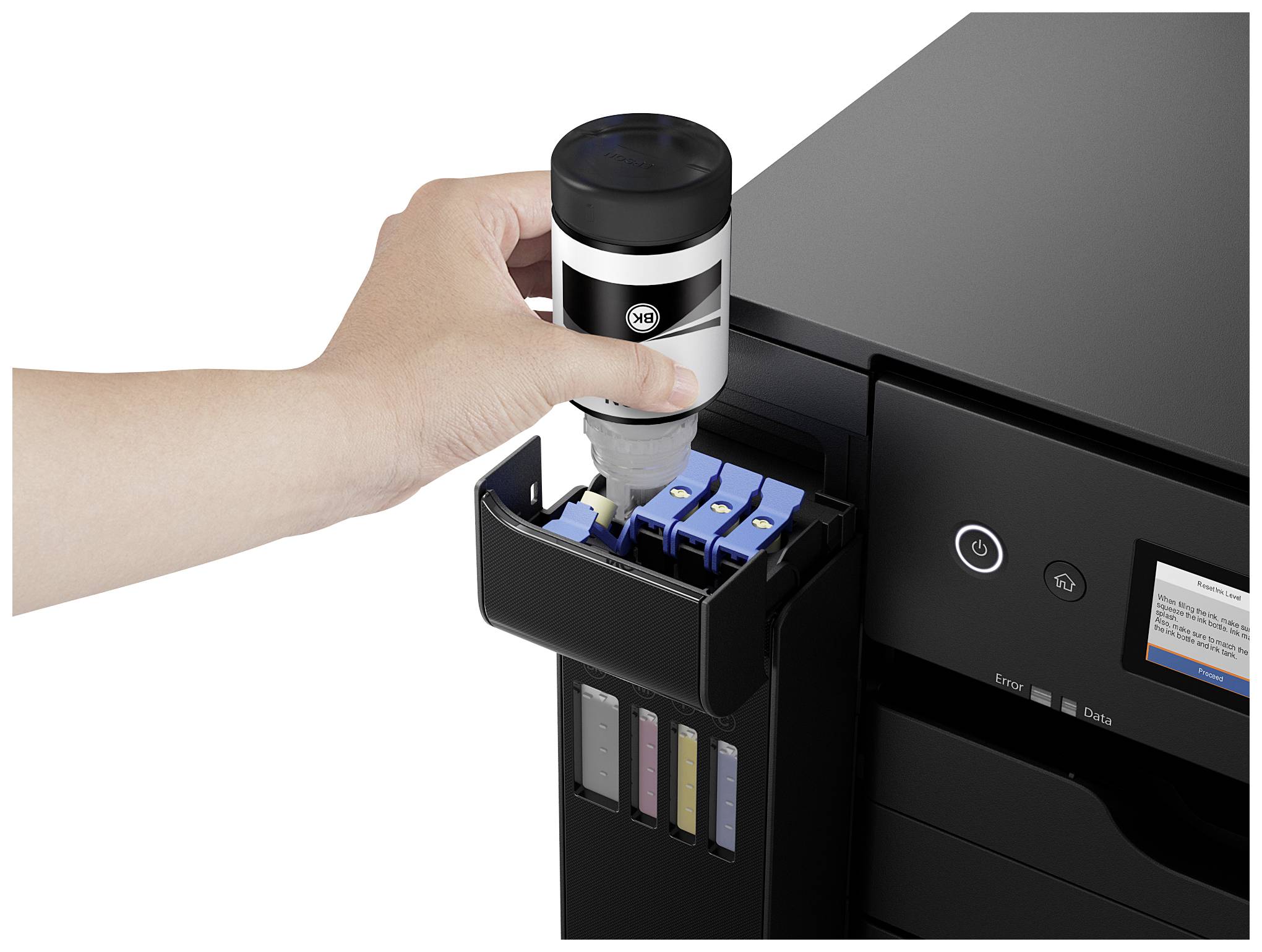 En hand fyller på en skrivare med bläck från en flaska. Skrivaren visar flera bläckkamrar.