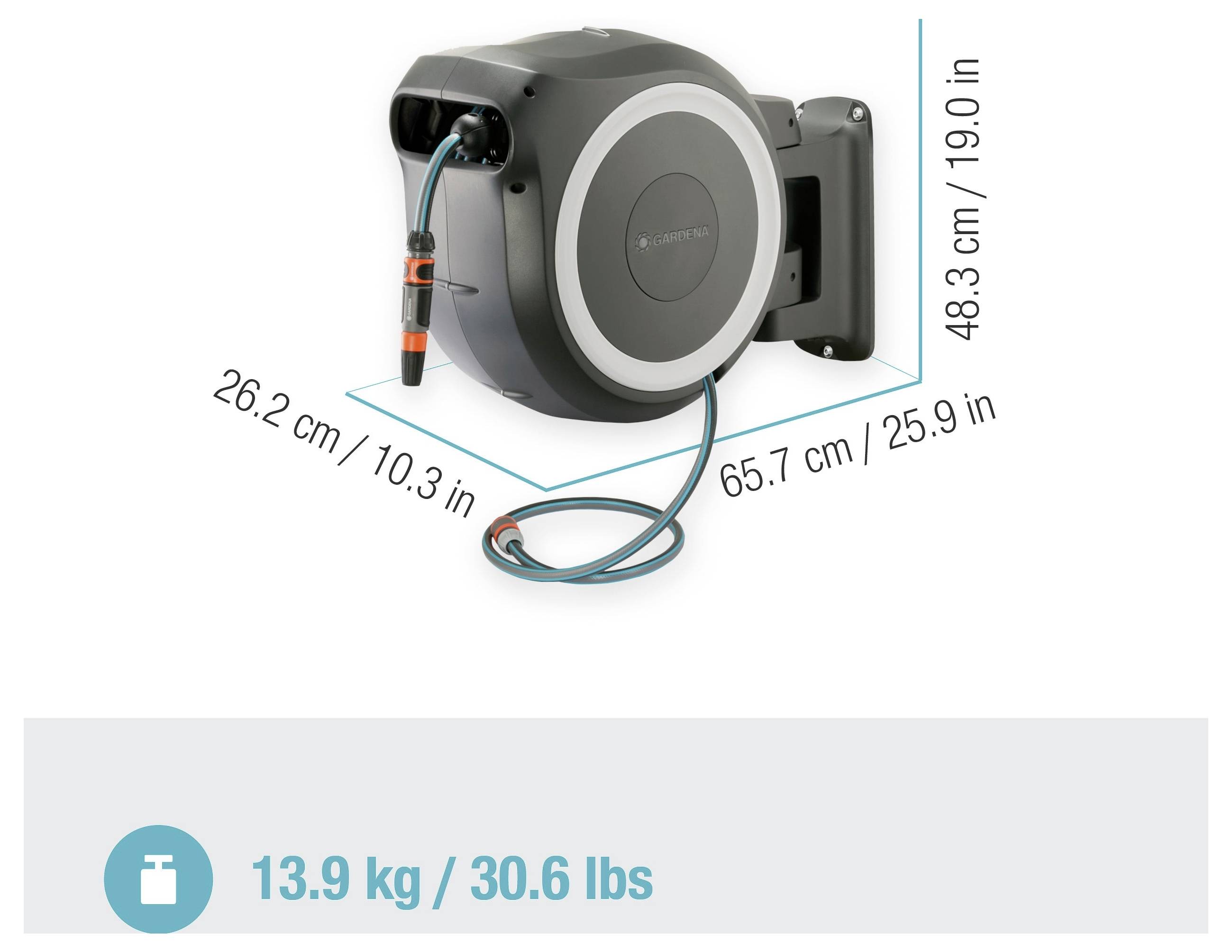 Automatisk slangkrulle monterad på vägg, med dimensioner: 65,7 cm längd, 48,3 cm höjd, 26,2 cm djup. Vikt: 13,9 kg.