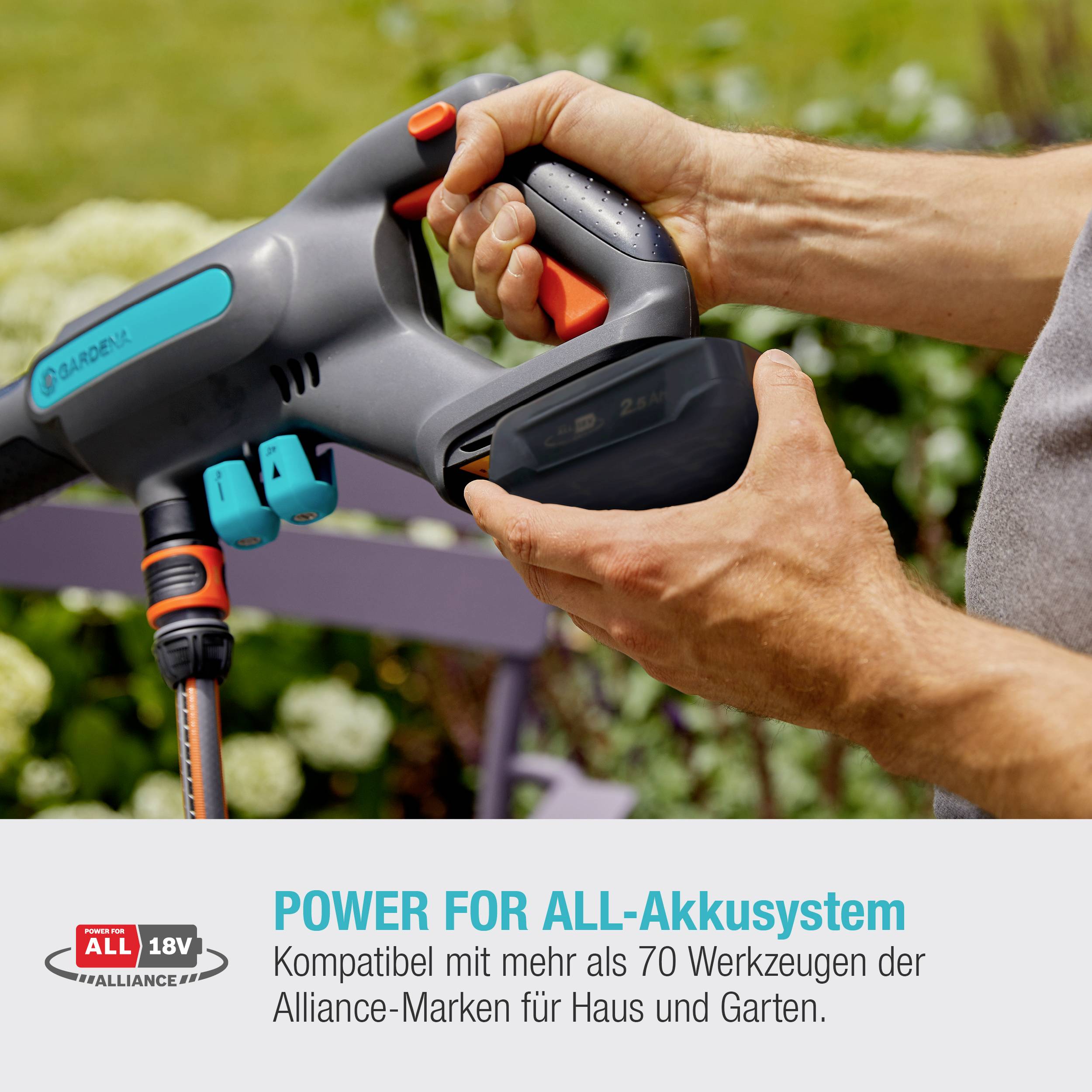 En person som håller en trädgårdsslang. Text på kärnenheten: 'Power for All-ackusystem', kompatibelt med många varumärken.