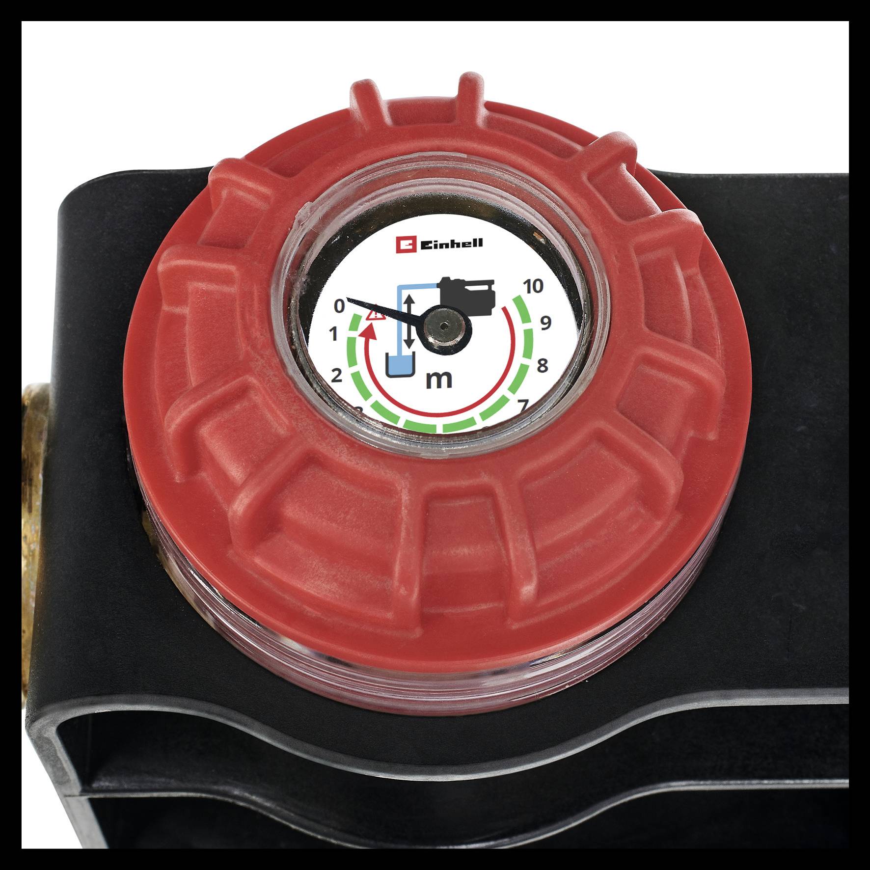 Ett rött tryckmätarmanometer visar 0 bar på en Einhell-pump i ett plastfodral, med färgkodade markeringar för zoner.