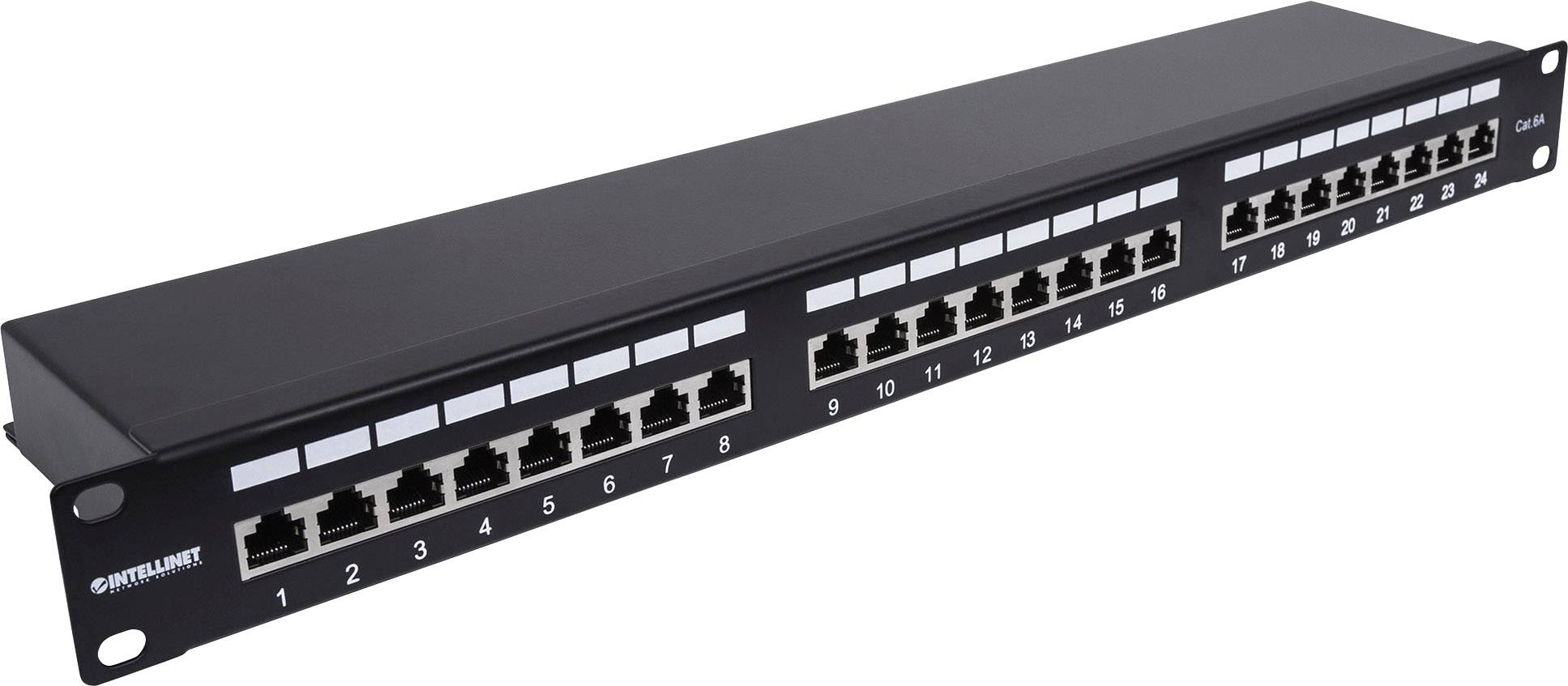 Ett nätverks-patchpanel med flera Ethernet-portar, numrerade från 1 till 24. Det används för kabelhantering i ett nätverksskåp.