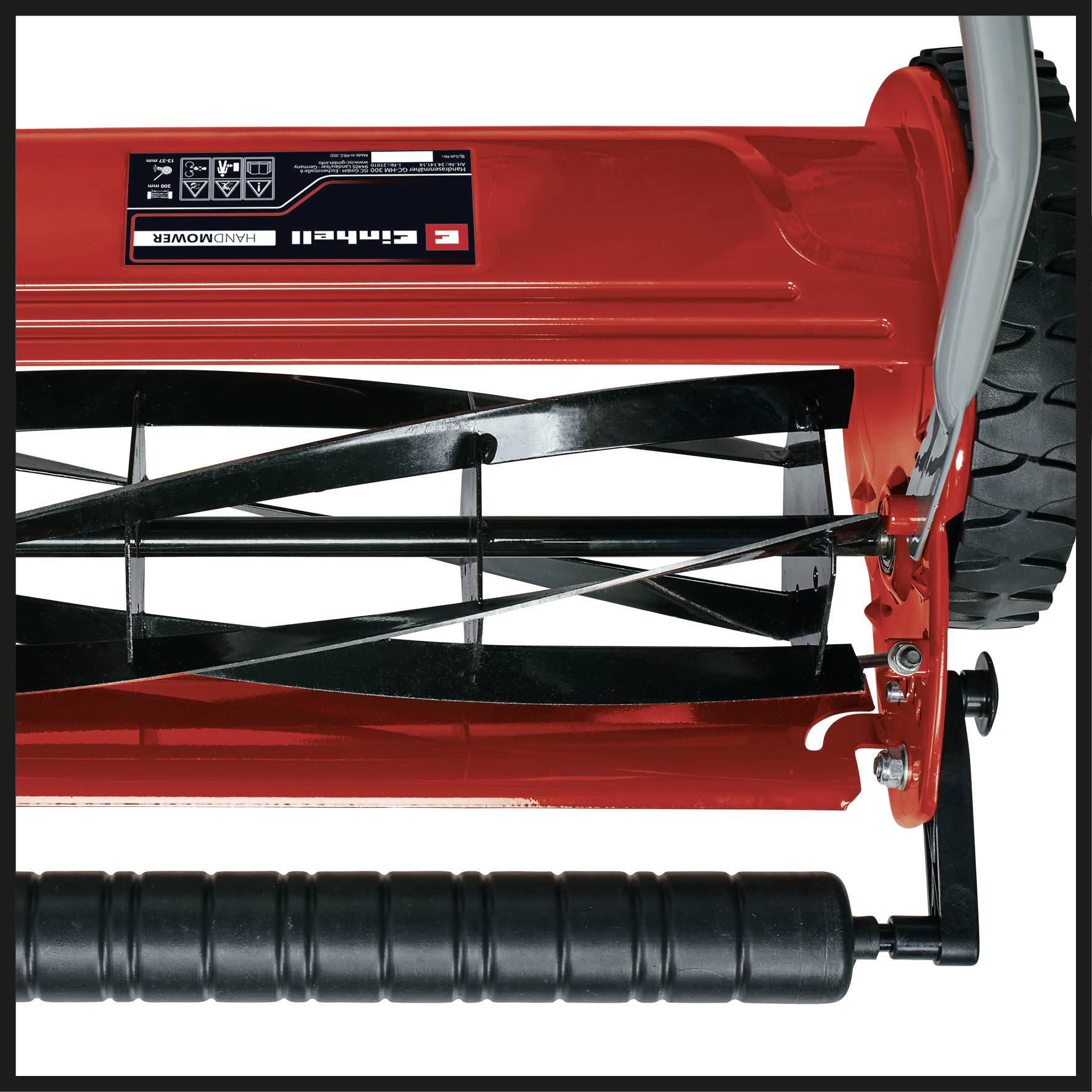 En röd spindel-gräsklippare med synliga roterande knivar och ett svart handtag, specifik modell ej identifierbar.