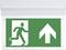 Nödutgångsskylt med pil uppåt; symbol föreställande en person som springer genom en dörr, visar utrymningsvägen framåt.