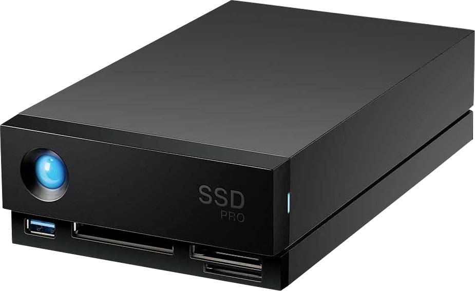 Extern SSD-hårddisk, svart, med blått ljus. USB-portar synliga. Kompakt, rektangulär form.