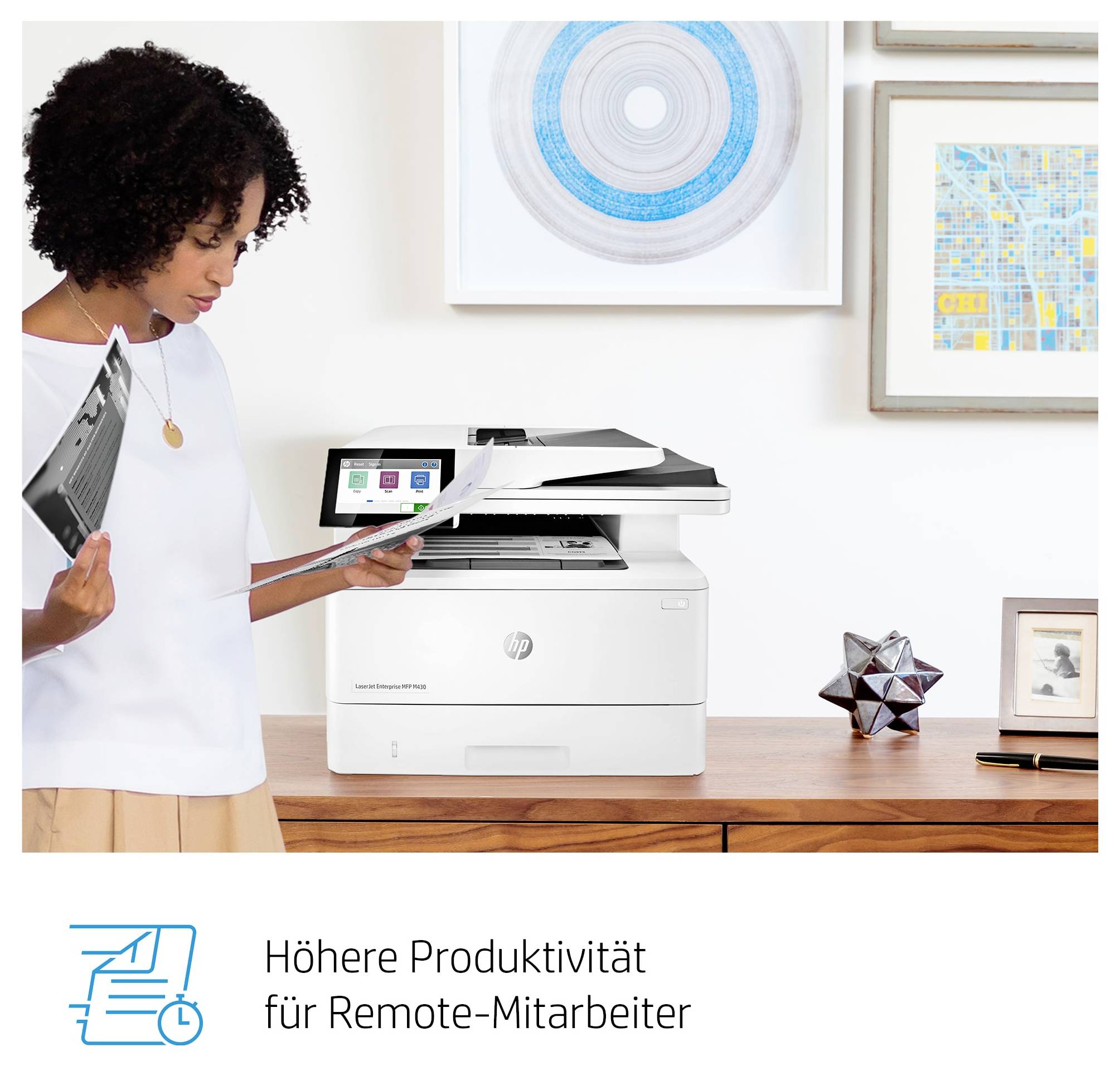 Kvinna använder en skrivare/kopierare vid ett skrivbord, med tysk text 'Höhere Produktivität für Remote-Mitarbeiter' som marknadsför produktivitet för fjärrarbetare.