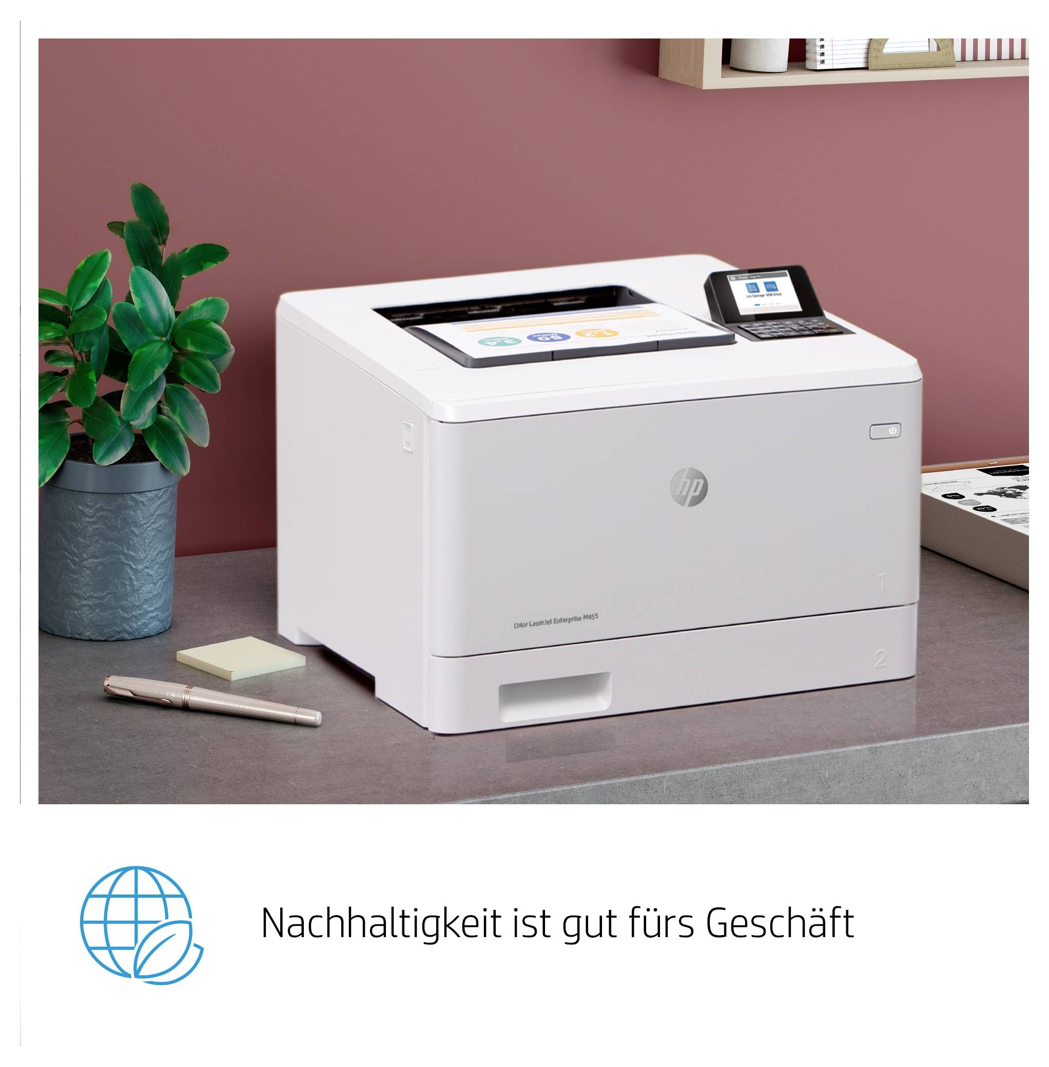 En vit HP-skrivare på ett skrivbord med den tyska sloganen "Nachhaltigkeit ist gut fürs Geschäft" under den.