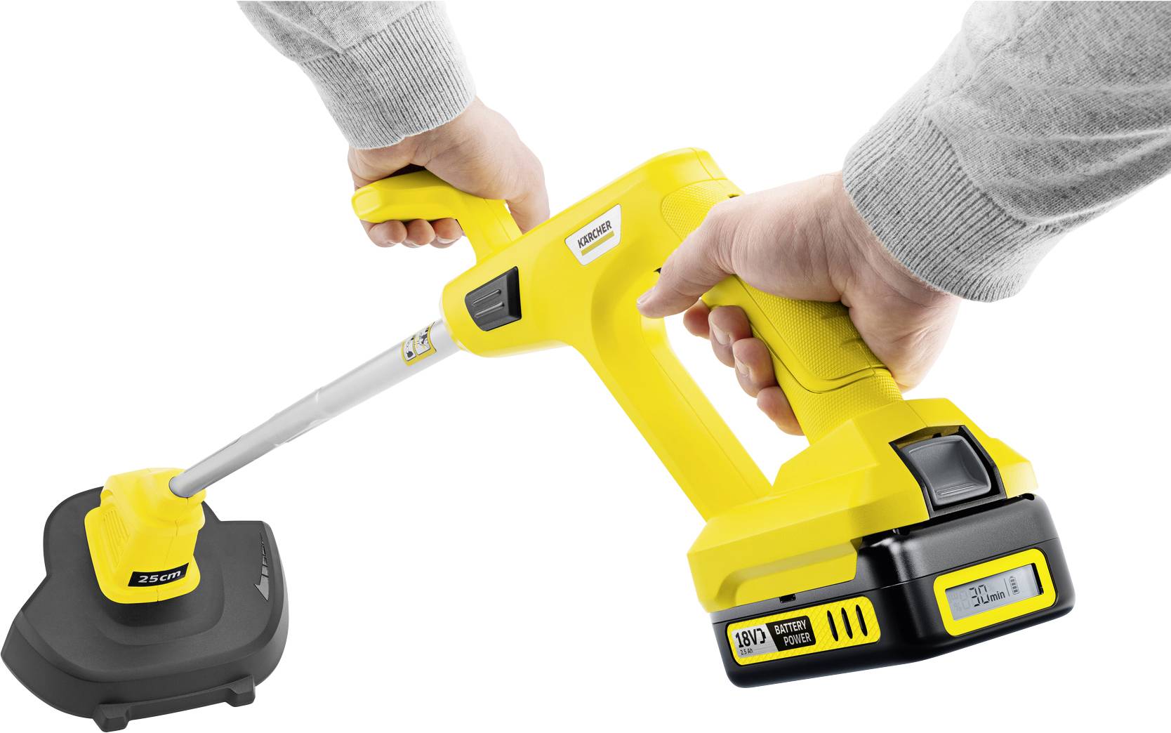 'En person håller en gul batteridriven grästrimmer, redo att användas. Enheten har ett 18V litiumjonbatteri och en skarp skäregg.'