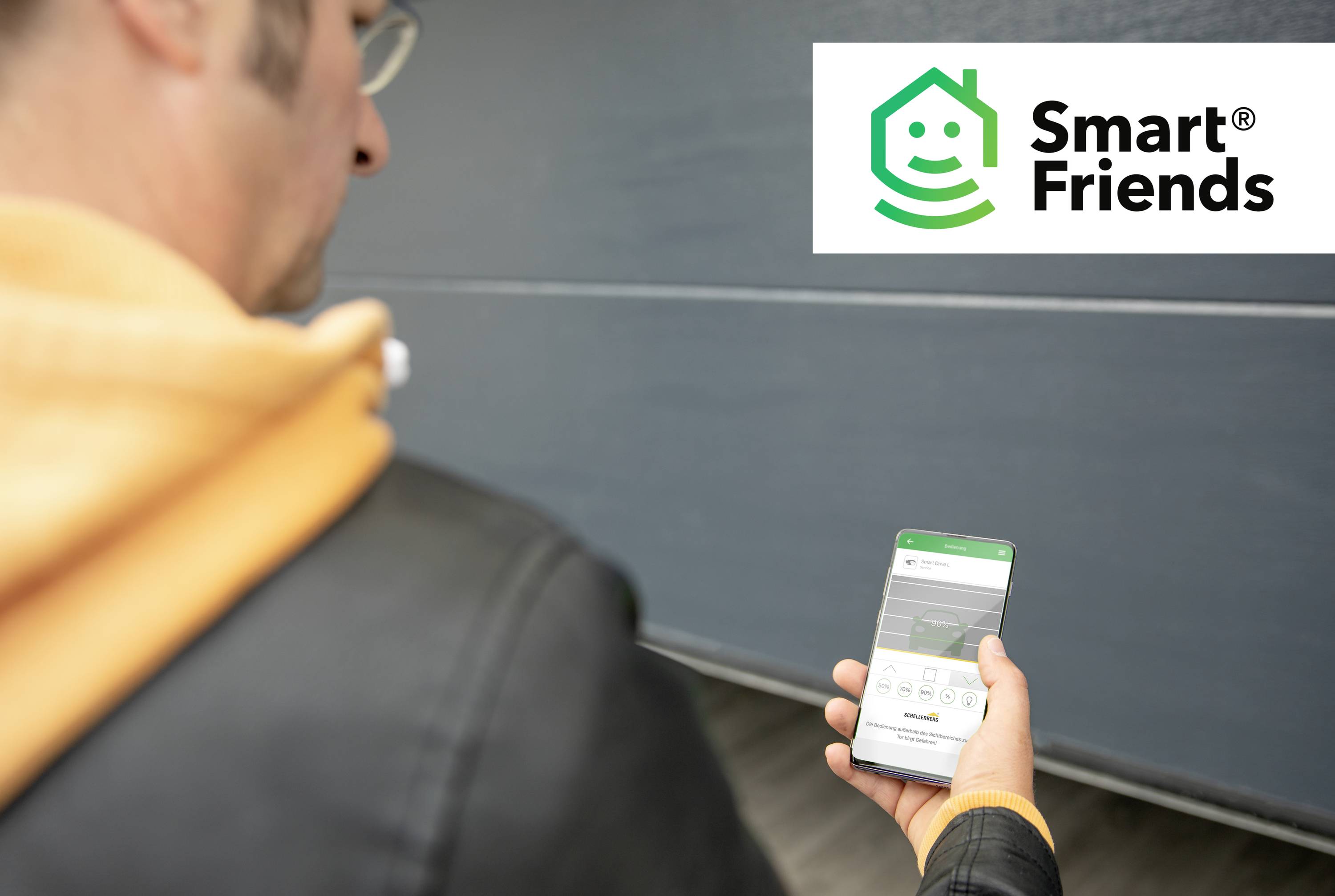 En person använder en smartphoneapp för att styra ett Smart Home-system. Längst upp till höger syns logotypen 'Smart Friends'.