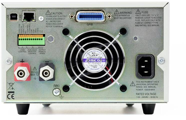 'Bakifrån-vy av en elektronisk enhet med fläkt, anslutningsuttag och GPIB-port. Varningsskyltar indikerar spänning och säkring.'
