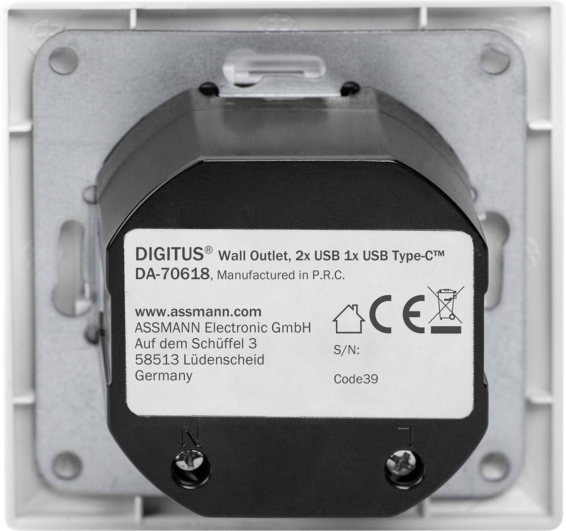 'Vägguttag med 2x USB och 1x USB Typ-C, modell DA-70618, tillverkad i P.R.K. av ASSMANN Electronic GmbH, Lüdenscheid, Tyskland.'