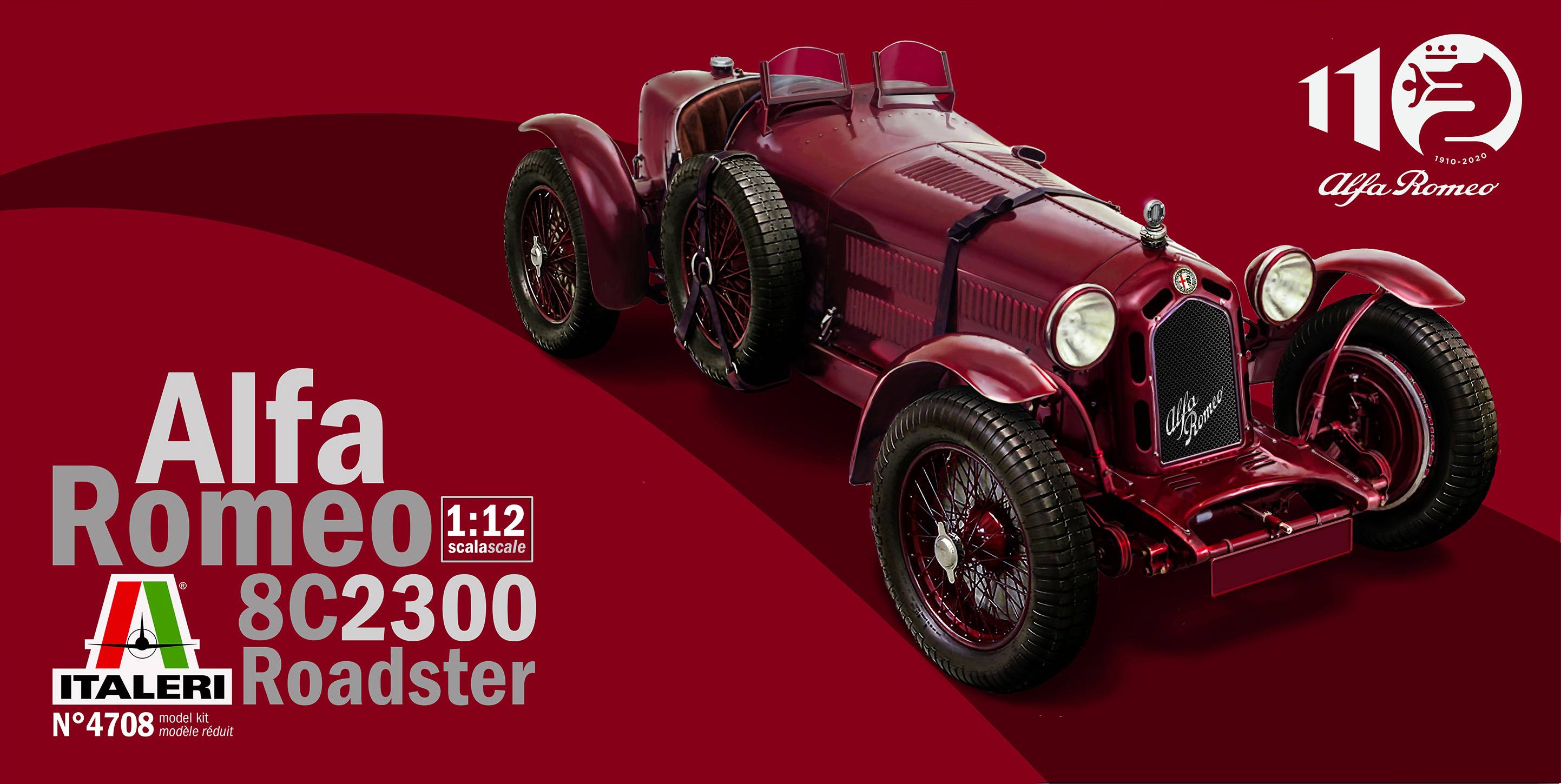 En röd Alfa Romeo 8C2300 Roadster modellauto i skala 1:12 från Italeri, framhävd framför en röd bakgrund med Alfa Romeo-logotyper.