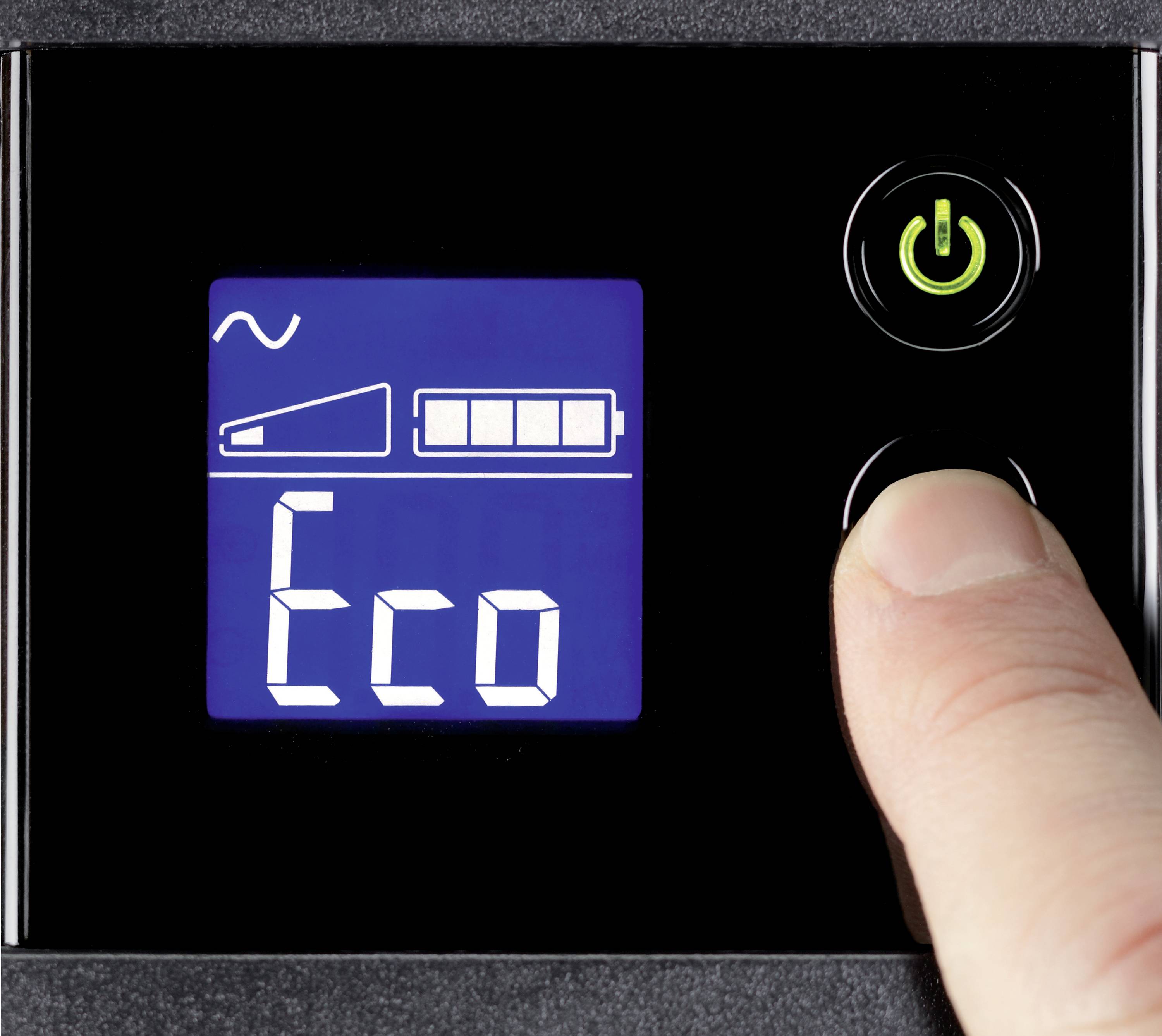 Ett finger trycker på Eco-knappen på en elektronisk skärm. Skärmen visar symboler för batterinivå och 'Eco'-läge.