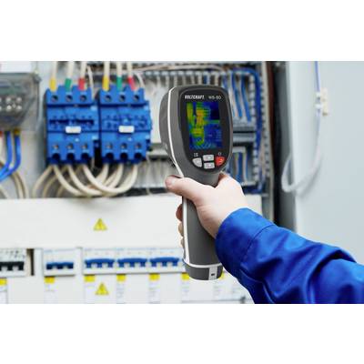 En person använder ett värmekamera för att inspektera en elektrisk fördelningstavla. Displayen visar temperaturskillnader.