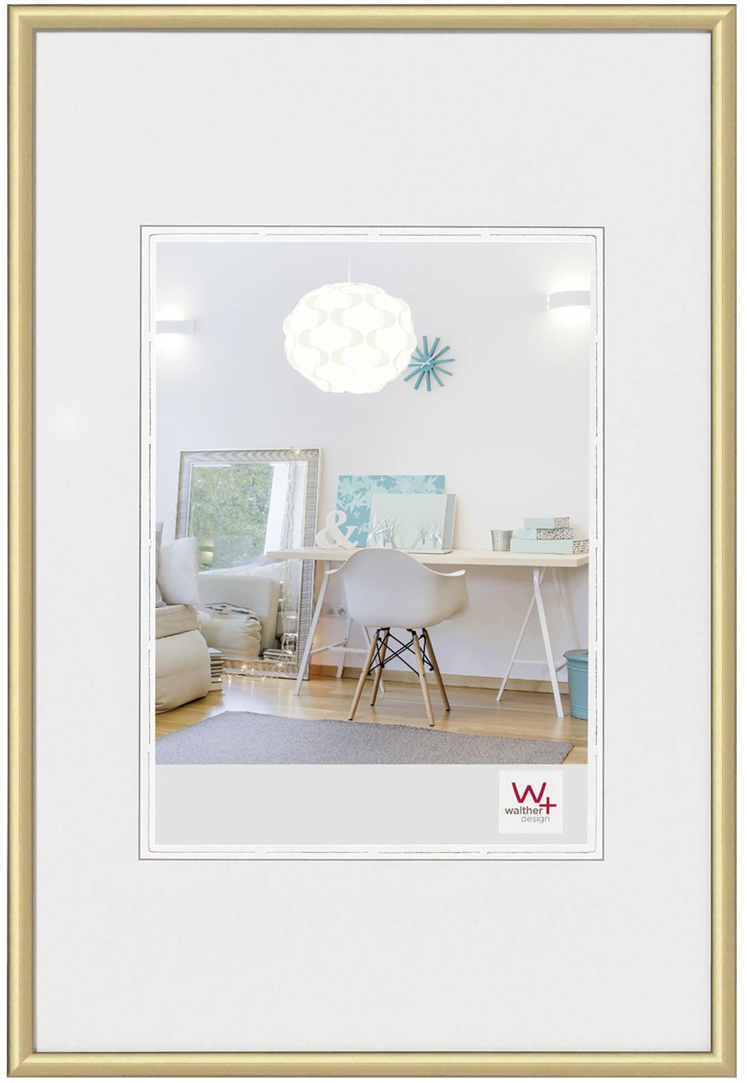 Ett modernt, ljust rum med ett minimalistiskt skrivbord och stol, dekorerat med en poster och en spegel i bakgrunden.