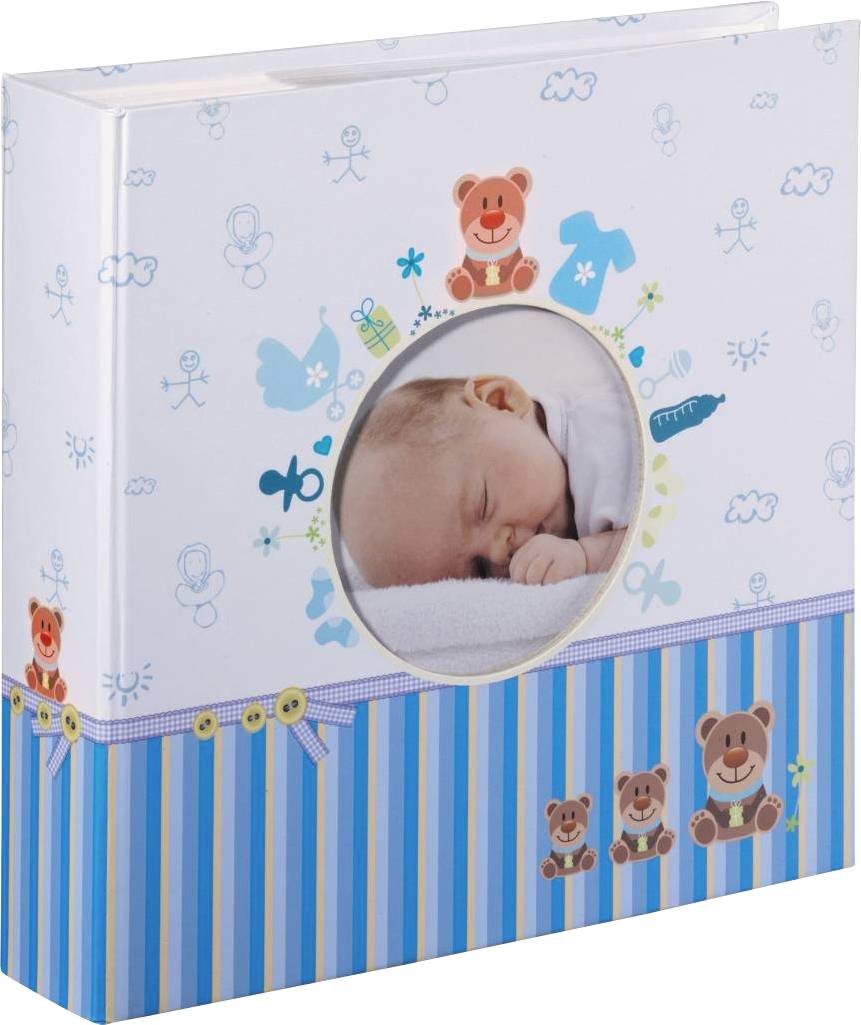 En bebis sover på ett mjukt underlag, inramad av ett fotoalbum med barnliga motiv som björnar och leksaker i blå och bruna nyanser.