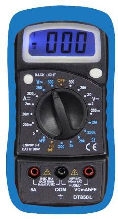 Digital multimeter med LCD-skärm som visar '000'. Inställningshjul i mitten, omgivet av symboler och siffror. Tre anslutningsuttag nedtill.