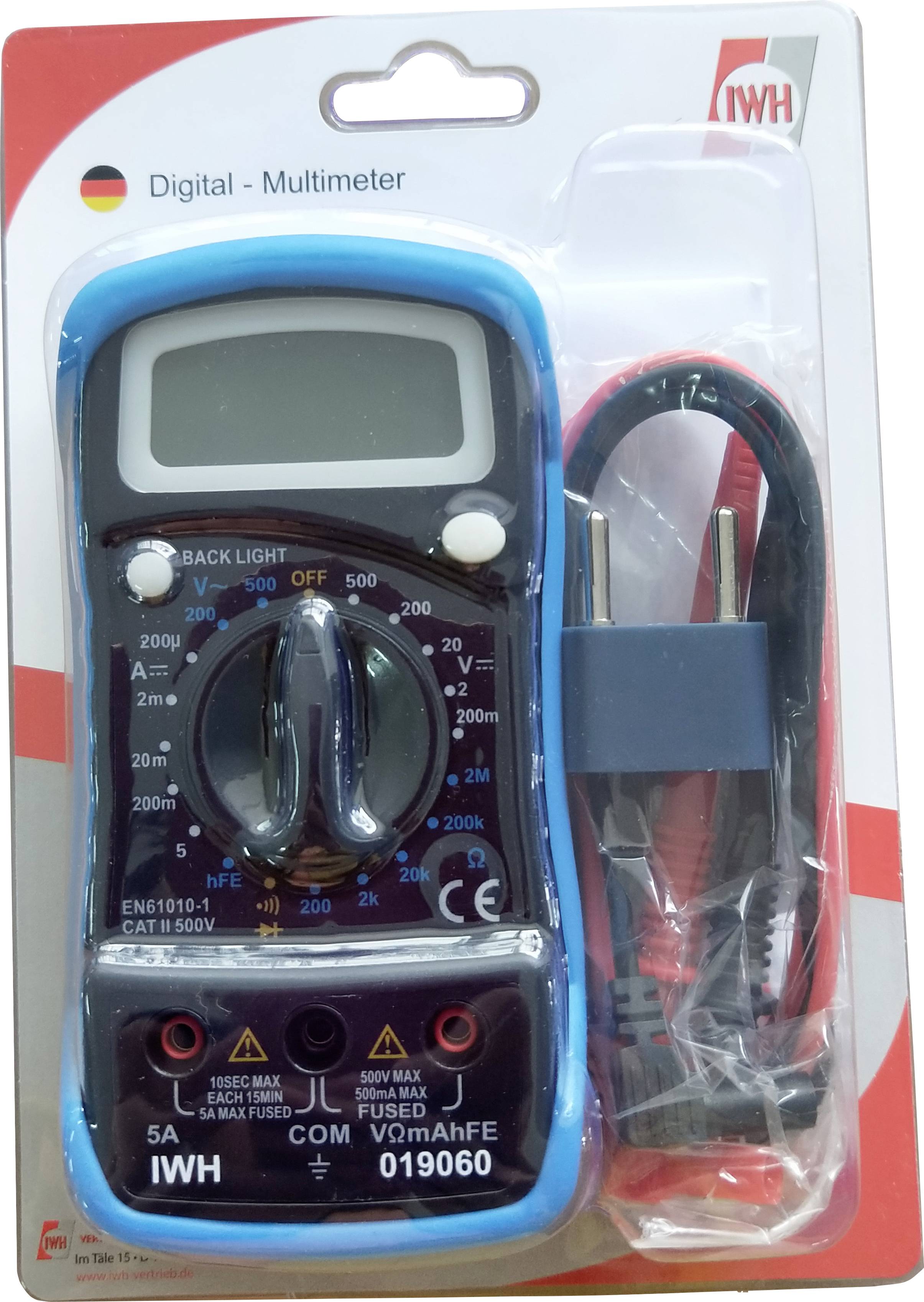 Ett digitalt multimeter i en blisterförpackning, inklusive mätsladdar. Det visar olika mätområden för spänning och ström.