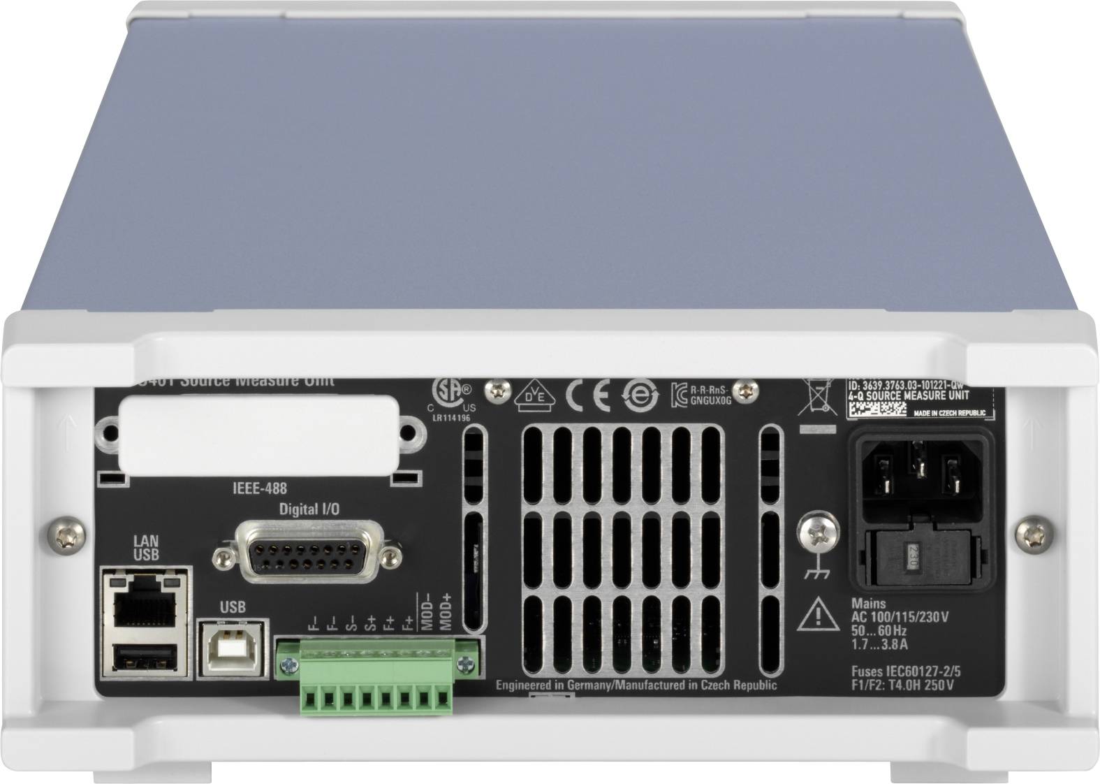 Bakre vy av en elektronisk enhet med diverse anslutningar: LAN, USB, IEEE-488, digitalt in-/utgång och nätanslutning.