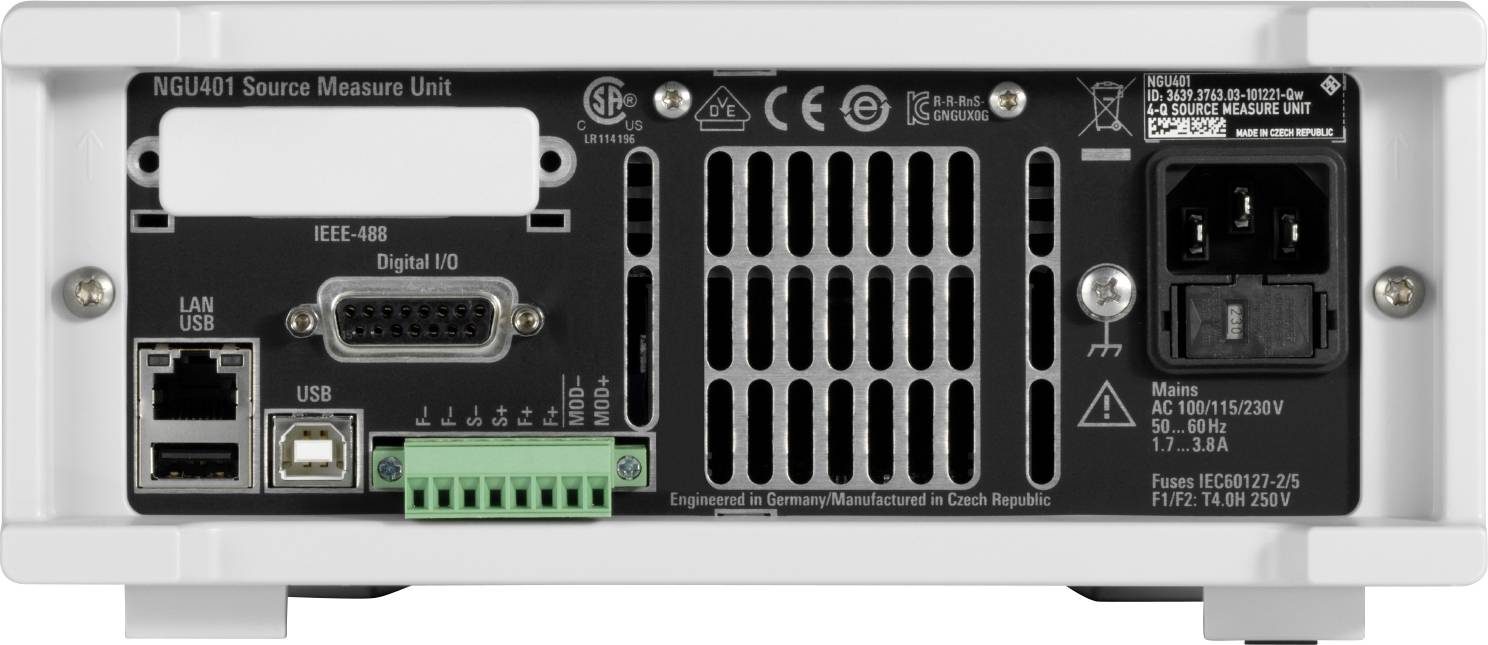 Baksidan av en elektrisk apparat med olika anslutningstyper, bland annat LAN, IEEE-488, USB och nätanslutning, samt ventilationsspår.