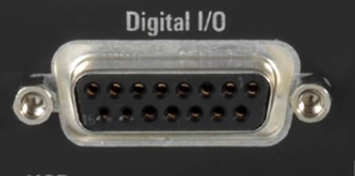 Digital I/O-anslutning på svart yta, omgiven av silvrig kant. Används för anslutning av digital ingång och utgång.