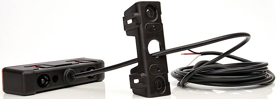 Svart backkamera med kabel och rektangulärt hölje, lämplig för fordonsmontage. Påminner om en parkeringsassistent.