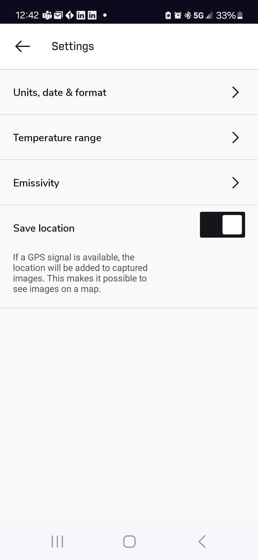 Inställningsskärm på en smarttelefon visar alternativ för 'Enheter, datum & format', 'Temperaturintervall', 'Emissivitet', 'Spara plats'.