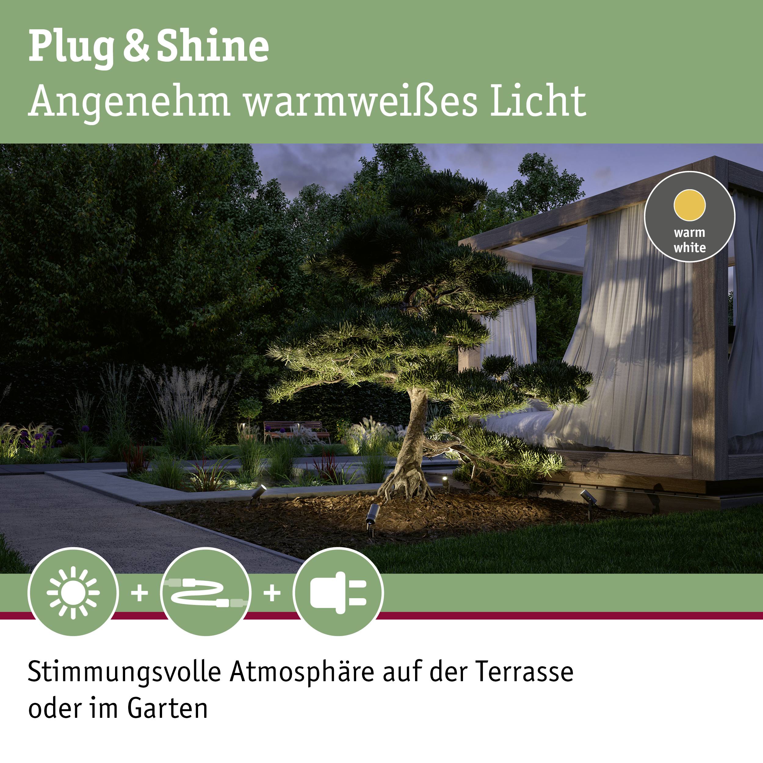 En trädgård med stämningsfull belysning under en paviljong. Text överst: 'Plug & Shine Behagligt varmt vitt ljus'.