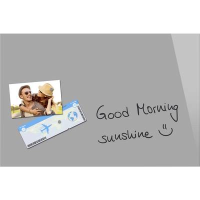 Foto av ett leende par, flygbiljett bredvid, text på grå bakgrund: 'Good Morning sunshine :)'.